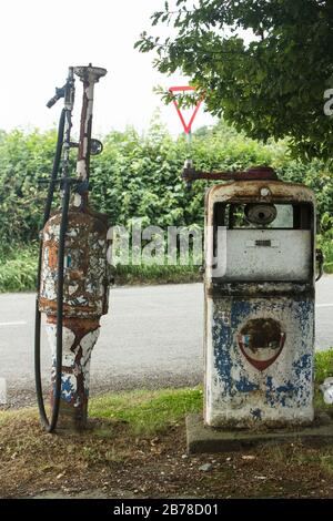 Une vieille pompe à essence rouillée dans une station de remplissage abandonnée dans un garage situé dans les marches galloises, à la frontière entre le Pays de Galles et l'Angleterre, au Royaume-Uni Banque D'Images