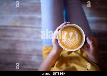 fille tenant une tasse de café - concept d'art de café Banque D'Images