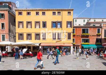 Hôtel Al Gobbo à Campo San Geremia, Cannaregio, Venise, Vénétie, Italie avec des bâtiments colorés, des trattorias ou pizzerias extérieurs et des touristes marchant Banque D'Images