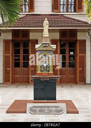 Ancien bâtiment de la Cour suprême et entrée & Fontaine jubilé de diamant, Victoria, Mahe, Seychelles Banque D'Images