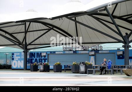 Vue sur les personnes en dehors du stade Etihad, stade du Manchester City Football Club, suite à l'annonce d'hier que la Premier League a suspendu tous les matches jusqu'au samedi 4 avril 2020. Banque D'Images