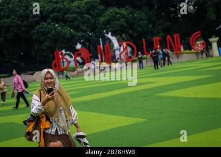 Bandung, Indonésie. 14 mars 2020. Une femme prend un selfie à la place Alun-Alun à Bandung. Selon le chef de la Culture et du Tourisme de la ville de Bandung (Disbudpar), le nombre de touristes nationaux et étrangers qui viennent en ville a diminué après la stipulation de l'éclosion de Coronavirus. Crédit: Sopa Images Limited/Alay Live News Banque D'Images