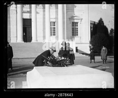 Georges Clemenceau plaçant la couronne sur la tombe du soldat inconnu, cimetière national d'Arlington, Arlington, Virginie Banque D'Images