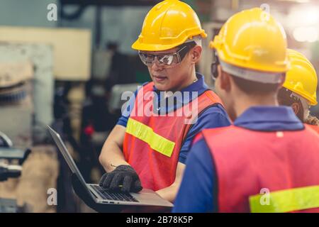 l'équipe d'ingénieurs mélange la course en travaillant ensemble dans l'industrie lourde avec des discussions sur ordinateur portable, rejoignez le travail d'équipe d'ingénieurs. Banque D'Images