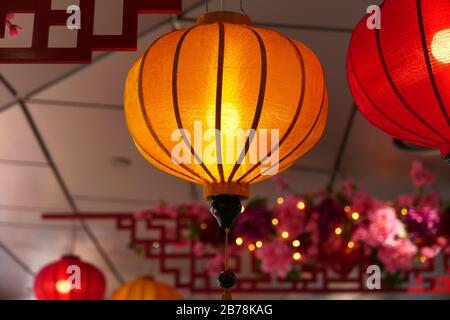 Des lanternes chinoises de nouvelle année dans chinatown, à proximité Banque D'Images