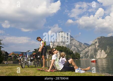 Familie mit dem Fahrrad macht Rast am See Banque D'Images