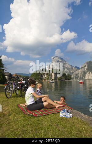 Familie mit dem Fahrrad macht Rast am See Banque D'Images