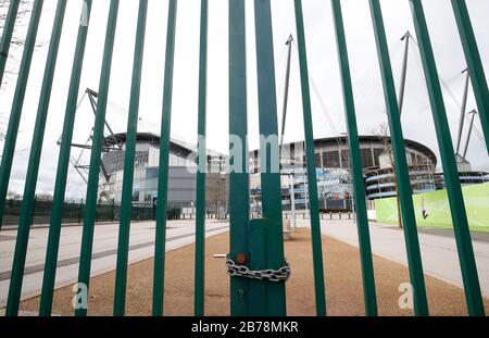 Vue sur les portes fermées devant le stade Etihad, stade du Manchester City Football Club, suite à l'annonce d'hier que la Premier League a suspendu tous les matches jusqu'au samedi 4 avril 2020. Banque D'Images