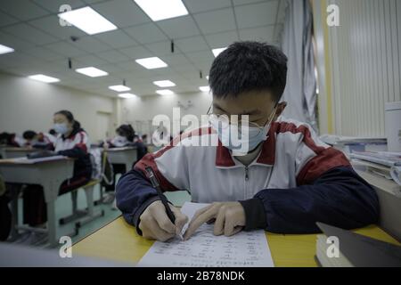 Xining, Province Chinoise De Qinghai. 14 mars 2020. Les élèves ont une classe dans une école secondaire de la préfecture autonome tibétaine de Haibei, dans le nord-ouest de la province de Qinghai en Chine, le 14 mars 2020. Les élèves du secondaire ont commencé leur nouveau semestre dans le cadre de mesures strictes de prévention contre le nouveau coronavirus. Crédit: Wu Gang/Xinhua/Alay Live News Banque D'Images