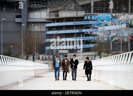 Les personnes qui sortent du stade Etihad, stade du club de football de Manchester City, ont annoncé hier que la Premier League avait suspendu tous les matchs jusqu'au samedi 4 avril 2020. Banque D'Images