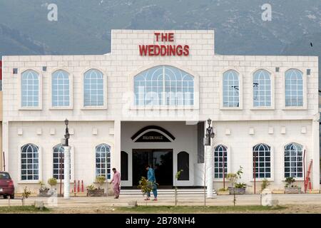 (200314) -- ISLAMABAD, le 14 mars 2020 (Xinhua) -- une salle de mariage fermée est vue à Islamabad, capitale du Pakistan, le 14 mars 2020. Le gouvernement du Pakistan a annoncé de mettre à niveau ses mesures contre COVID-19 dans tout le pays après que 28 personnes ont testé le virus positif au cours des 17 derniers jours, a déclaré l'adjoint spécial au Premier ministre de la Santé Zafar Mirza aux médias ici vendredi soir. Le pays a interdit toutes sortes de rassemblements publics, y compris les festivals sportifs et culturels, les rassemblements récréatifs dans les cinémas et les théâtres, les cérémonies de mariage dans les salles ou les lieux ouverts, les réunions avec Banque D'Images