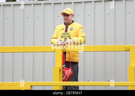 Sutton, Royaume-Uni. 14 mars 2020. Sutton, ANGLETERRE - 14 MARS un fan avec un programme pendant le match de la Ligue nationale de Vanarama entre Sutton United et Hartlepool United au Knights Community Stadium, Gander Green Lane, Sutton le samedi 14 mars 2020. (Crédit: Jacques Feeney | MI News) la photographie ne peut être utilisée qu'à des fins de rédaction de journaux et/ou de magazines, licence requise à des fins commerciales crédit: Mi News & Sport /Alay Live News Banque D'Images