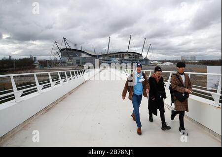 Les personnes qui sortent du stade Etihad, stade du club de football de Manchester City, ont annoncé hier que la Premier League avait suspendu tous les matchs jusqu'au samedi 4 avril 2020. Banque D'Images