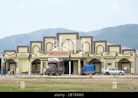 (200314) -- ISLAMABAD, le 14 mars 2020 (Xinhua) -- une salle de mariage fermée est vue à Islamabad, capitale du Pakistan, le 14 mars 2020. Le gouvernement du Pakistan a annoncé de mettre à niveau ses mesures contre COVID-19 dans tout le pays après que 28 personnes ont testé le virus positif au cours des 17 derniers jours, a déclaré l'adjoint spécial au Premier ministre de la Santé Zafar Mirza aux médias ici vendredi soir. Le pays a interdit toutes sortes de rassemblements publics, y compris les festivals sportifs et culturels, les rassemblements récréatifs dans les cinémas et les théâtres, les cérémonies de mariage dans les salles ou les lieux ouverts, les réunions avec Banque D'Images