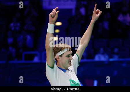 Londres, Royaume-Uni. 14 mars 2020. Le Danemark Viktor Axelsen célèbre sa victoire après le match sémifinal des hommes contre le Malaysia Lee Zii Jia dans Toute l'Angleterre Open 2020 de badminton à Birmingham, Grande-Bretagne, le 14 mars 2020. Crédit: Tim Irlande/Xinhua/Alay Live News Banque D'Images