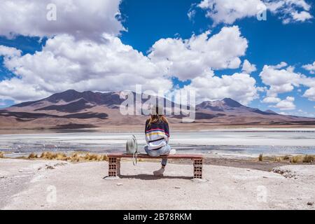Femme sur le banc profitant de la vue Banque D'Images