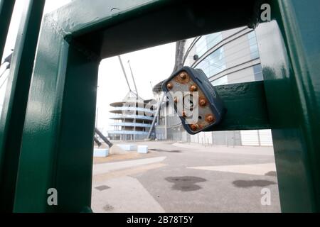 Vue sur les portes fermées devant le stade Etihad, stade du Manchester City Football Club, suite à l'annonce d'hier que la Premier League a suspendu tous les matches jusqu'au samedi 4 avril 2020. Banque D'Images