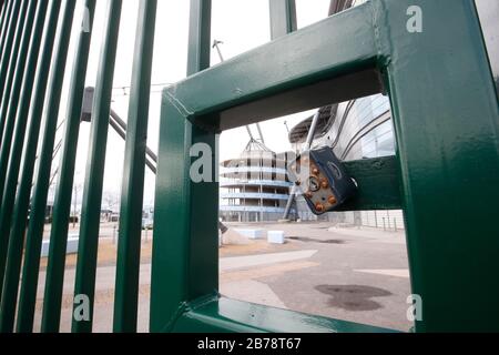 Vue sur les portes fermées devant le stade Etihad, stade du Manchester City Football Club, suite à l'annonce d'hier que la Premier League a suspendu tous les matches jusqu'au samedi 4 avril 2020. Banque D'Images