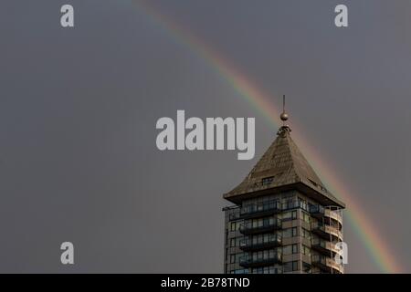 Un arc-en-ciel au-dessus de la tour Belvedere, Chelsea Harbour, Londres, abrite de nombreux acteurs, chanteurs et célébrités sportives célèbres Banque D'Images