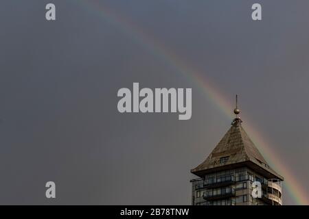 Un arc-en-ciel au-dessus de la tour Belvedere, Chelsea Harbour, Londres, abrite de nombreux acteurs, chanteurs et célébrités sportives célèbres Banque D'Images