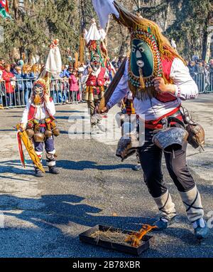 Festival des mommers d'hiver de Kukers ou kukeri sont des ritualistes finement cousues qui exécutent des actes pour effrayer les mauvais esprits Yambol Bulgarie Banque D'Images