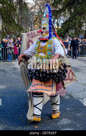 Festival des mommers d'hiver de Kukers ou kukeri sont des ritualistes finement cousues qui exécutent des actes pour effrayer les mauvais esprits Yambol Bulgarie Banque D'Images