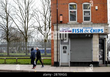 Les personnes en dehors de la route fermée Maine Chippy près du stade Etihad, qui abrite le club de football de Manchester City, ont annoncé hier que la Premier League a suspendu tous les matchs jusqu'au samedi 4 avril 2020. Banque D'Images