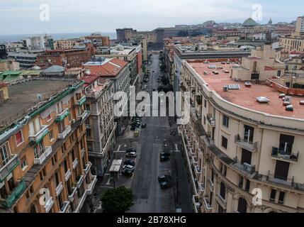 Naples, Italie. 14 mars 2020. Vue sur la rue vide de la ville de Naples, après que le gouvernement italien ait imposé des restrictions nationales sans précédent sur le contrôle du coronavirus COVID-19. Crédit: Independent Photo Agency Srl/Alay Live News Banque D'Images