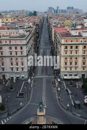 Naples, Italie. 14 mars 2020. Vue sur la rue vide de la ville de Naples, après que le gouvernement italien ait imposé des restrictions nationales sans précédent sur le contrôle du coronavirus COVID-19. Crédit: Independent Photo Agency Srl/Alay Live News Banque D'Images