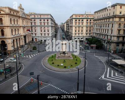 Naples, Italie. 14 mars 2020. Vue sur la rue vide de la ville de Naples, après que le gouvernement italien ait imposé des restrictions nationales sans précédent sur le contrôle du coronavirus COVID-19. Crédit: Independent Photo Agency Srl/Alay Live News Banque D'Images