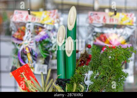 Décoration japonaise traditionnelle du nouvel an appelée kadomatsu, faite de trois branches de bambou coupées qui représentent le ciel, l'humanité, et la terre. Banque D'Images