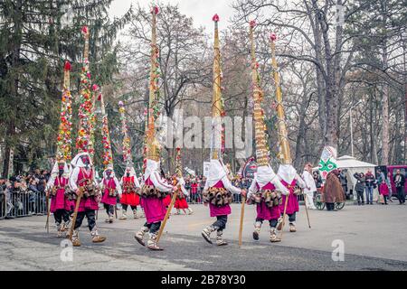 Festival des mommers d'hiver de Kukers ou kukeri sont des ritualistes finement cousues qui exécutent des actes pour effrayer les mauvais esprits Yambol Bulgarie Banque D'Images