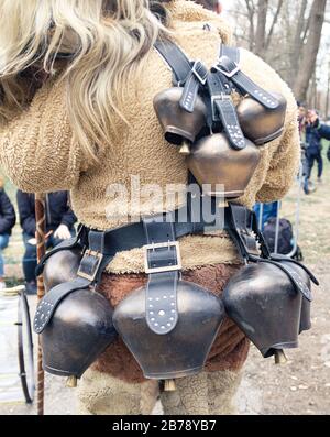 Festival des mommers d'hiver de Kukers ou kukeri sont des ritualistes finement cousues qui exécutent des actes pour effrayer les mauvais esprits Yambol Bulgarie Banque D'Images