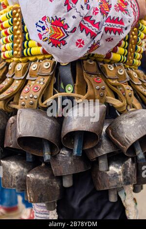 Festival des mommers d'hiver de Kukers ou kukeri sont des ritualistes finement cousues qui exécutent des actes pour effrayer les mauvais esprits Yambol Bulgarie Banque D'Images