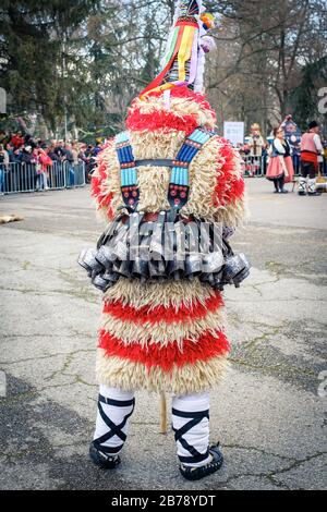 Festival des mommers d'hiver de Kukers ou kukeri sont des ritualistes finement cousues qui exécutent des actes pour effrayer les mauvais esprits Yambol Bulgarie Banque D'Images