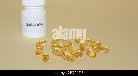 Capsules de gel jaune avec acides de vitamine d3 omega 3 médicament et bouteille pharmaceutique avec texte SARS-CoV-2 gros plan isolé sur fond pastel Banque D'Images