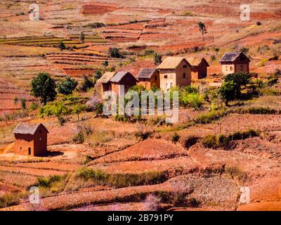 Vue panoramique du village typique de bara (avec des maisons en boue et paille) dans la campagne de la route nationale 7 près d'Antsirabe, Madagascar Banque D'Images