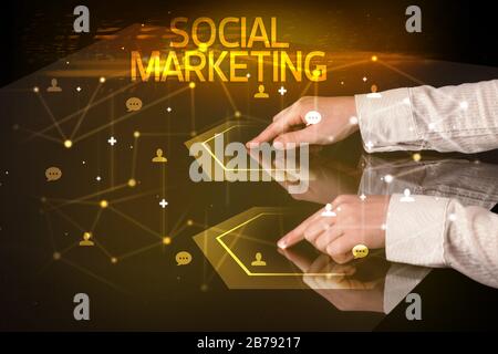 Navigation dans les réseaux sociaux avec inscription DE MARKETING SOCIAL, concept de nouveaux médias Banque D'Images
