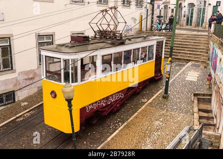 Lisbonne, Portugal - 3 mars 2020: Funiculaire jaune Elevador da Glória dans le quartier de Bairro Alto Banque D'Images