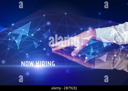 Homme d'affaires touchant un écran énorme avec MAINTENANT L'INSCRIPTION D'EMBAUCHE, concept d'affaires de technologie moderne Banque D'Images
