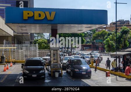 Caracas, Miranda, Venezuela. 14 mars 2020. De longues lignes de voitures dans les stations-service de Caracas depuis l'annonce de l'arrivée du Coronavirus. Le coronavirus est arrivé au Venezuela. Cela a été confirmé par le vice-président du pays le vendredi 13 mars. Deux citoyens vénézuéliens de l'État de Miranda à Caracas sont les premiers cas confirmés de coronavirus dans le pays. Crédit: Jimmy Villalta/Zuma Wire/Alay Live News Banque D'Images