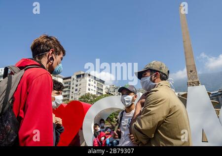 Caracas, Miranda, Venezuela. 14 mars 2020. Les jeunes parlent à la Plaza Francia à Altamira avant d'aller à leur travail de restauration rapide. Le coronavirus est arrivé au Venezuela. Cela a été confirmé par le vice-président du pays le vendredi 13 mars. Deux citoyens vénézuéliens de l'État de Miranda à Caracas sont les premiers cas confirmés de coronavirus dans le pays. Crédit: Jimmy Villalta/Zuma Wire/Alay Live News Banque D'Images