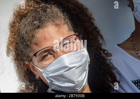 Caracas, Miranda, Venezuela. 14 mars 2020. Une jeune femme avec un embout buccal repose avant d'aller au travail. Le coronavirus est arrivé au Venezuela. Cela a été confirmé par le vice-président du pays le vendredi 13 mars. Deux citoyens vénézuéliens de l'État de Miranda à Caracas sont les premiers cas confirmés de coronavirus dans le pays. Crédit: Jimmy Villalta/Zuma Wire/Alay Live News Banque D'Images