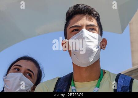 Caracas, Miranda, Venezuela. 14 mars 2020. Un jeune couple de rencontres avec un couvercle sur leurs bouches assis sur la Plaza Francia à Altamira le coronavirus est arrivé au Venezuela. Cela a été confirmé par le vice-président du pays le vendredi 13 mars. Deux citoyens vénézuéliens de l'État de Miranda à Caracas sont les premiers cas confirmés de coronavirus dans le pays. Crédit: Jimmy Villalta/Zuma Wire/Alay Live News Banque D'Images