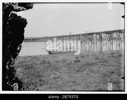 Chemin De Fer Allemand De Bagdad, 190 . Pont ferroviaire en bois sur Euphrate River avec une partie du train à gauche Banque D'Images