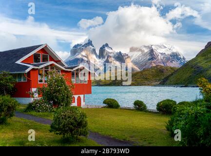Maison au bord du lac Pehoe - Cerro Torre montagne en arrière-plan - Patagonie Banque D'Images