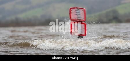 « avez-vous payé pour votre parking » en plein milieu d'une inondation sur Semerwater dans le parc national Yorkshire Dales. Banque D'Images