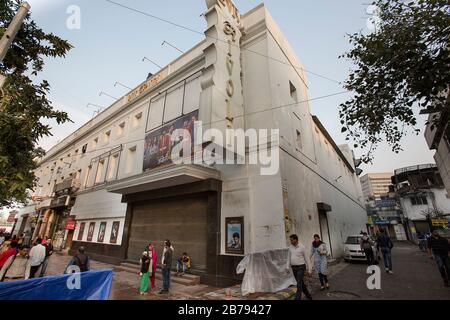 New Delhi, Inde. 14 mars 2020. Les gens marchent près d'un cinéma fermé à New Delhi, en Inde, le 14 mars 2020. Le nombre de cas de COVID-19 en Inde samedi est passé à 83, ont déclaré les responsables du ministère fédéral de la santé de l'Inde. Crédit: Javed Dar/Xinhua/Alay Live News Banque D'Images