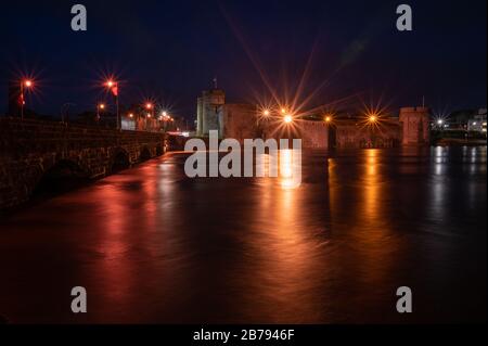 King John's Castle est un château du xiiie siècle situé sur l'île du Roi à Limerick, Irlande, à côté de la rivière Shannon. Bien que le site date de Banque D'Images