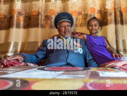 Vétéran éthiopien de la guerre italo-éthiopienne en uniforme militaire avec sa jeune fille, région d'Addis-Abeba, Addis-Abeba, Ethiopie Banque D'Images